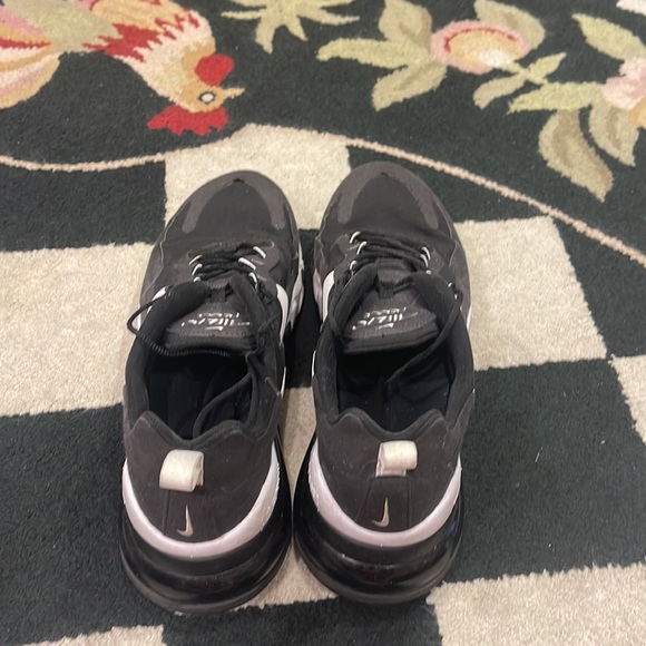 Nike 270 - Picture 2 of 4